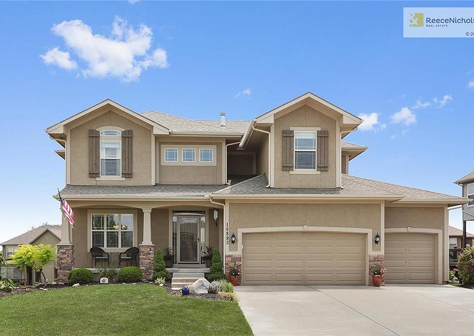 WELCOME HOME to this beautiful Engle-built home in the ever-popular Prairie Brook Subdivision.  Updated landscaping surrounds the home, which sits on a level lot.