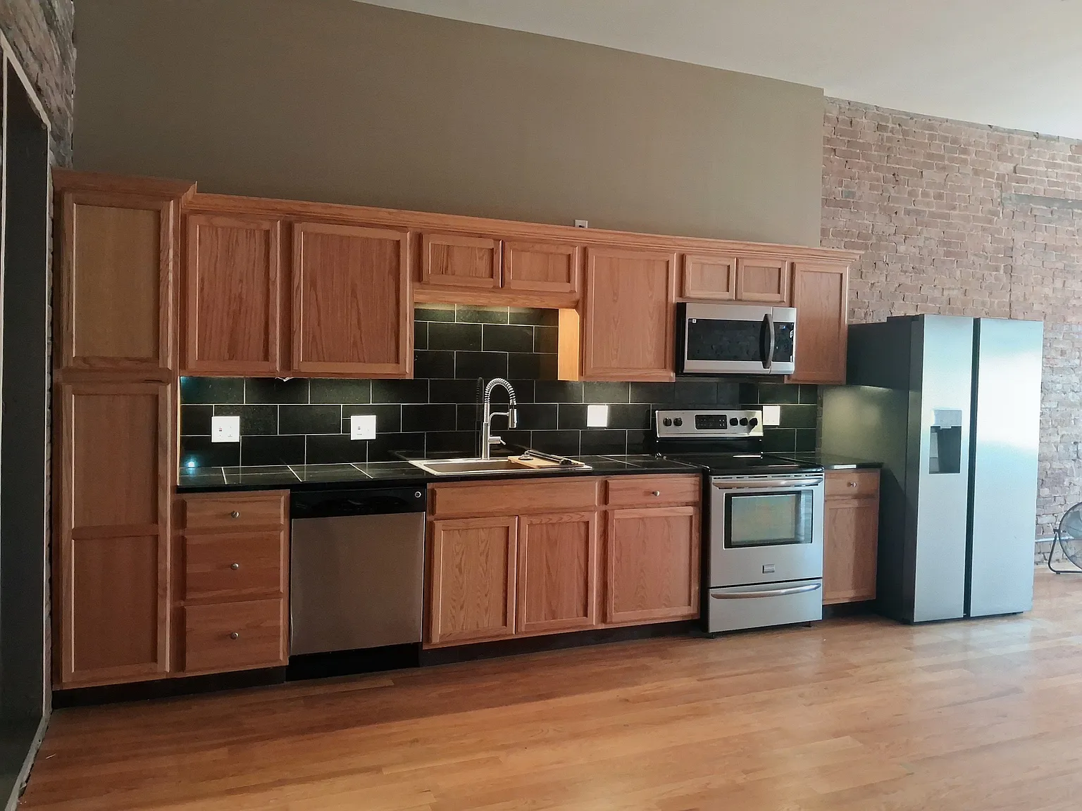 1 bed, 1200 sqft, $1,090 — Photo 2