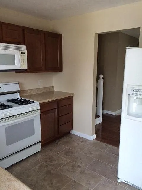 3 bed, 1800 sqft, $1,800 — Photo 2