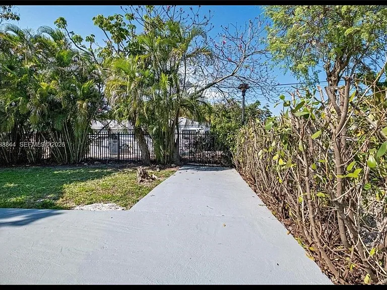 529 NW 42nd St — Photo 12