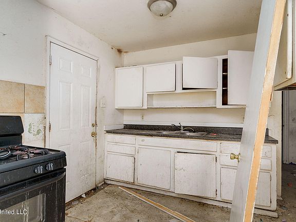 5th image of 4016 Ponderosa Dr