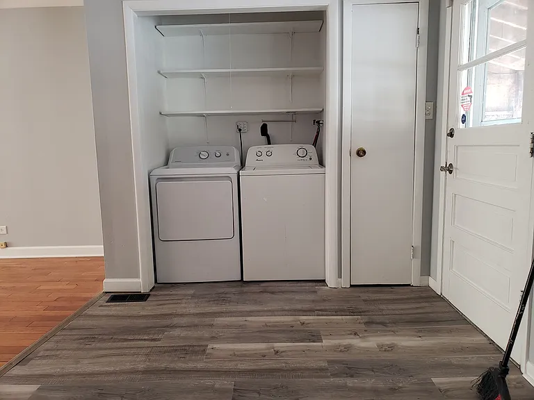 220 W Oneida Ave — Photo 7