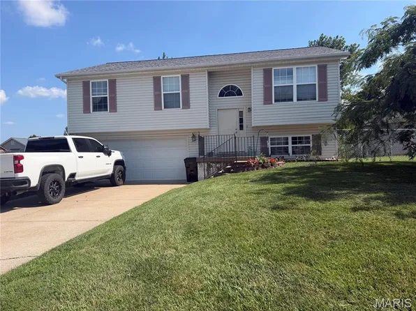 250 Derek Dr, Hawk Point, MO 63349