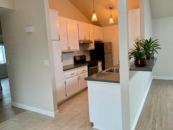 Large kitchen, stainless steel appliances, tons of cabinets, pantry, quartz countertops, bar