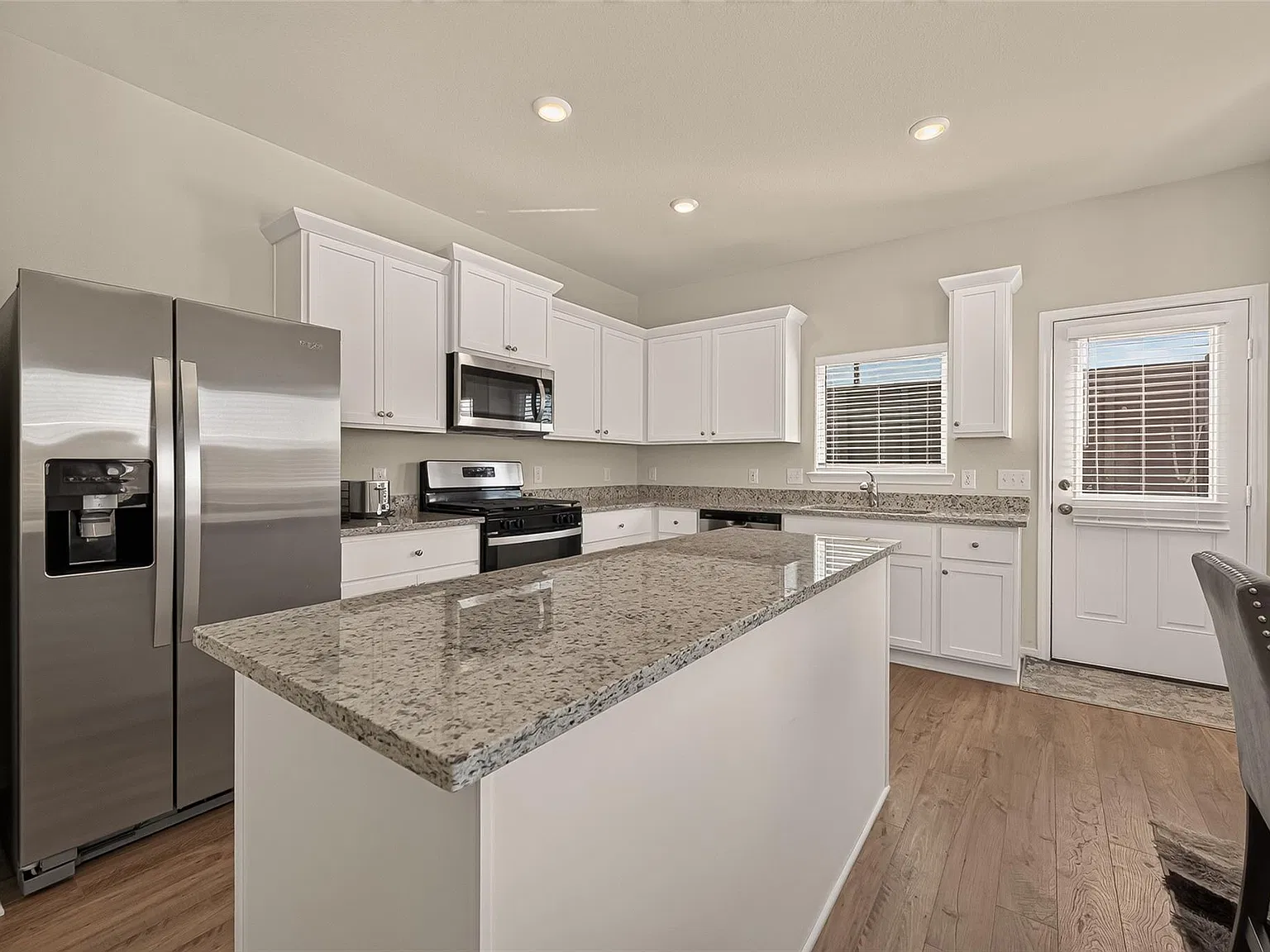 4 bed, 2.0 bath, 1506 sqft, $2,400 — Photo 4
