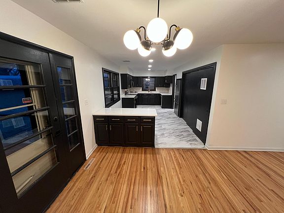 3rd image of 819 N Redbarn Ln