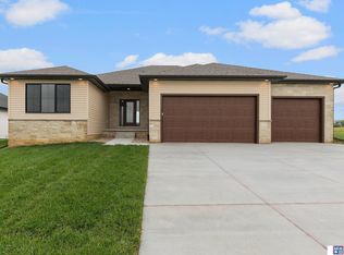 9201 Castle Pine Dr, Lincoln, NE 68516