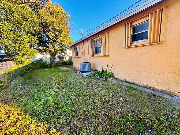 704 NW 3rd Ave — Photo 12