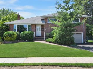 60 Whitman Ave, Syosset, NY 11791