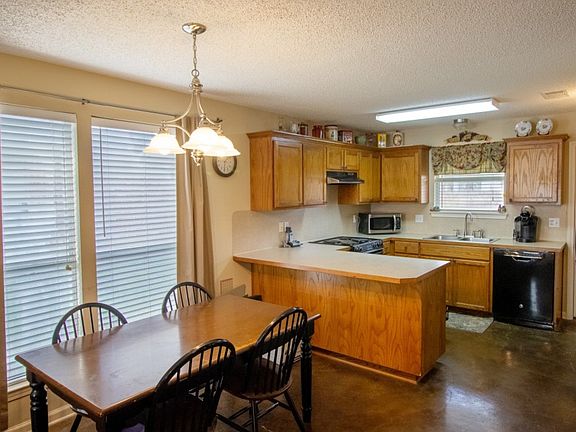 5th image of 933 Meadow Glen Ave