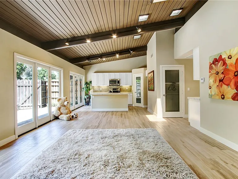 10446 Alta Loma Dr — Photo 2
