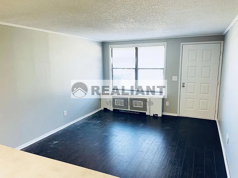 802 Amhurst Dr — Photo 4