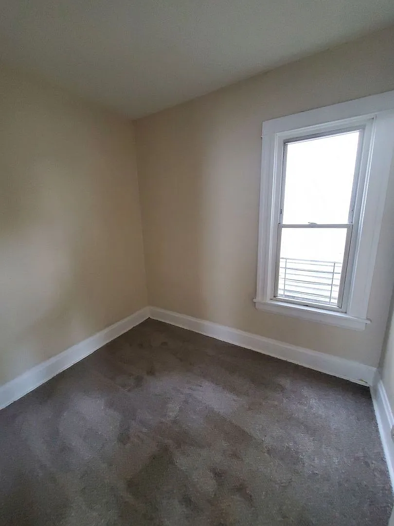 4 Bedroom Single Family — Photo 3