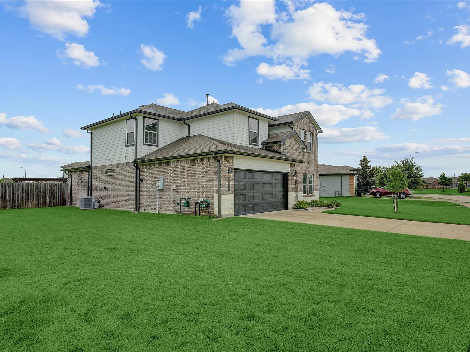 4 bed, 2.5 bath, 2720 sqft, $2,800 — Photo 2