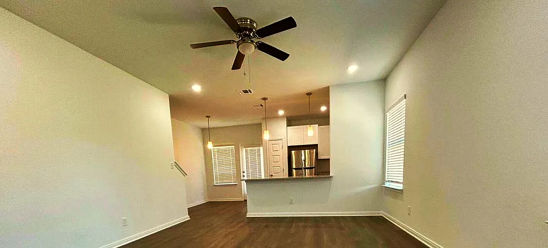 3 bed, 2.5 bath, 1600 sqft, $1,600 — Photo 2