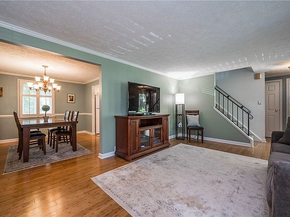 3rd image of 564 Sunset Dr