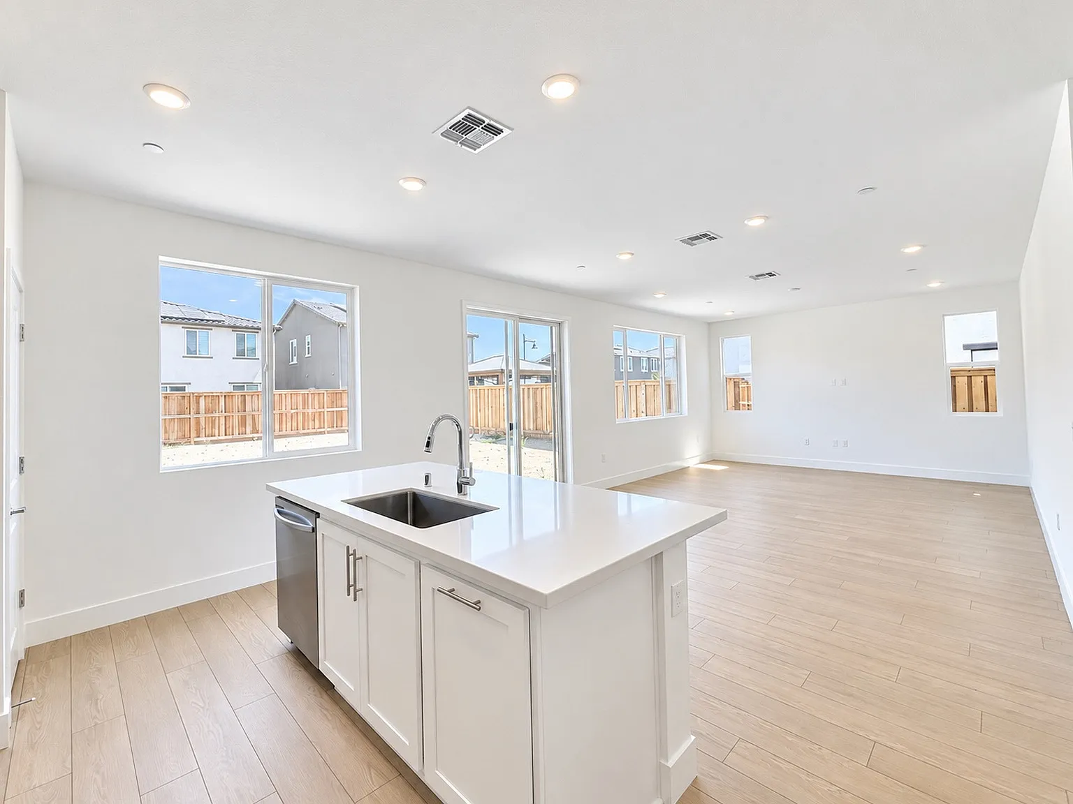 4 bed, 2152 sqft, $600 — Photo 1
