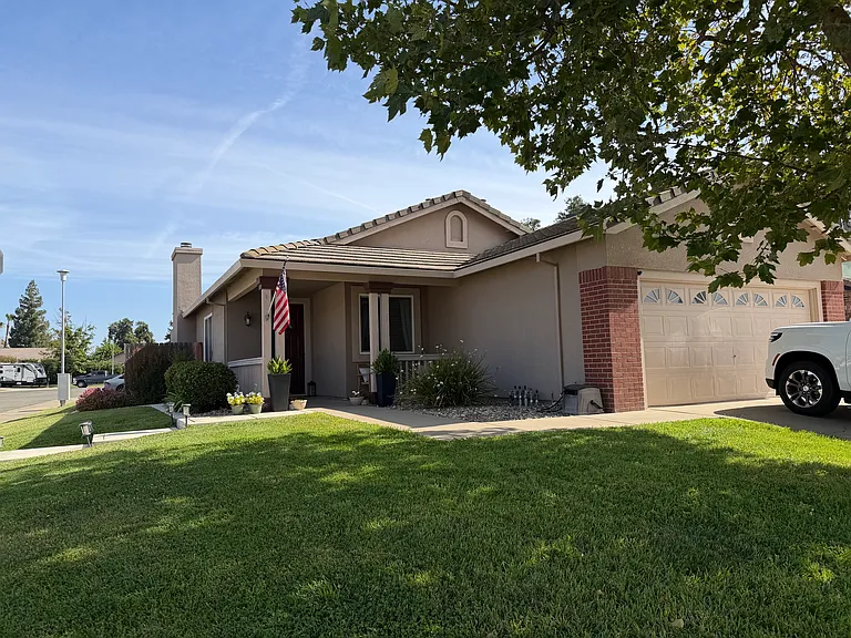 871 Strathaven Way — Photo 1