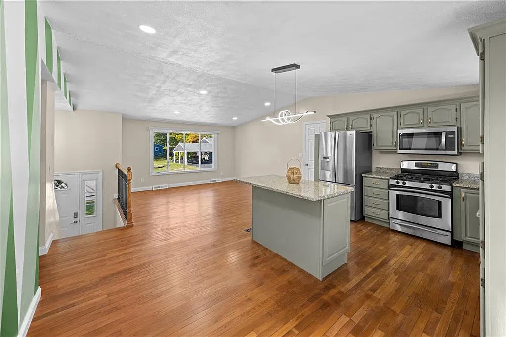 3 bed, 1.5 bath, 1916 sqft, $2,950 — Photo 4