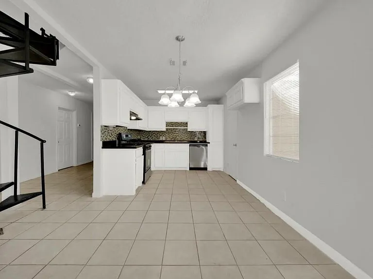 106 Hanover St — Photo 5