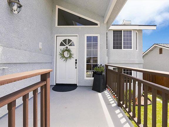3rd image of 2560 Elm Ave
