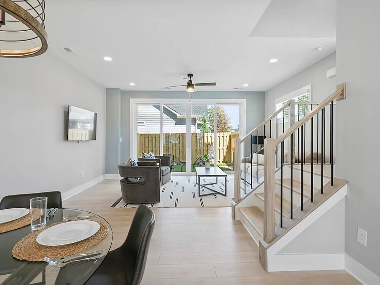 206 Freeland Ln — Photo 13
