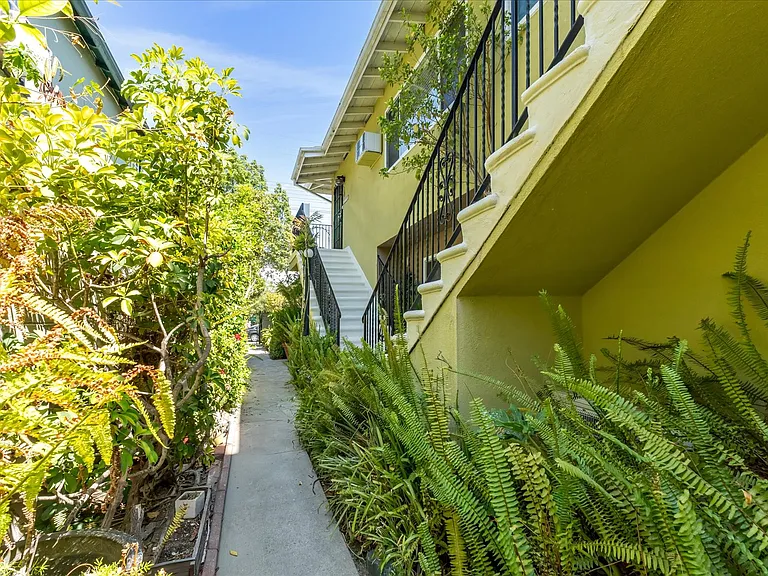 5019 Cahuenga Blvd #1/2 — Photo 3