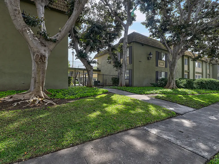 Orange Plaza Apartments — Photo 15