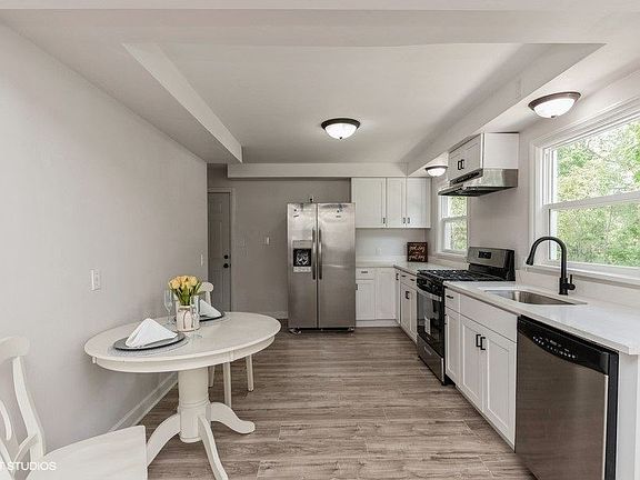 5th image of 403 Highview Dr