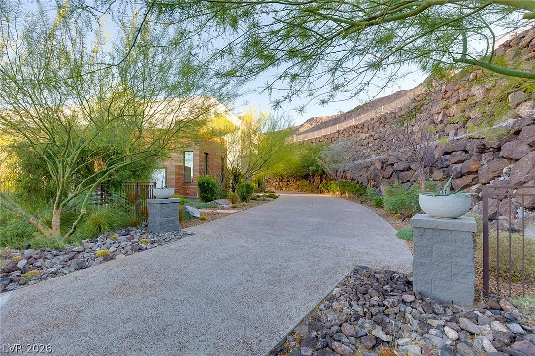 5 bed, 4.5 bath, 8476 sqft, $45,000 — Photo 2