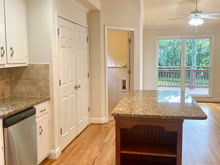 Kitchen and Breakfast