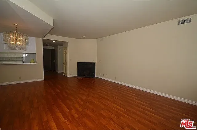 211 S Poinsettia Pl — Photo 3