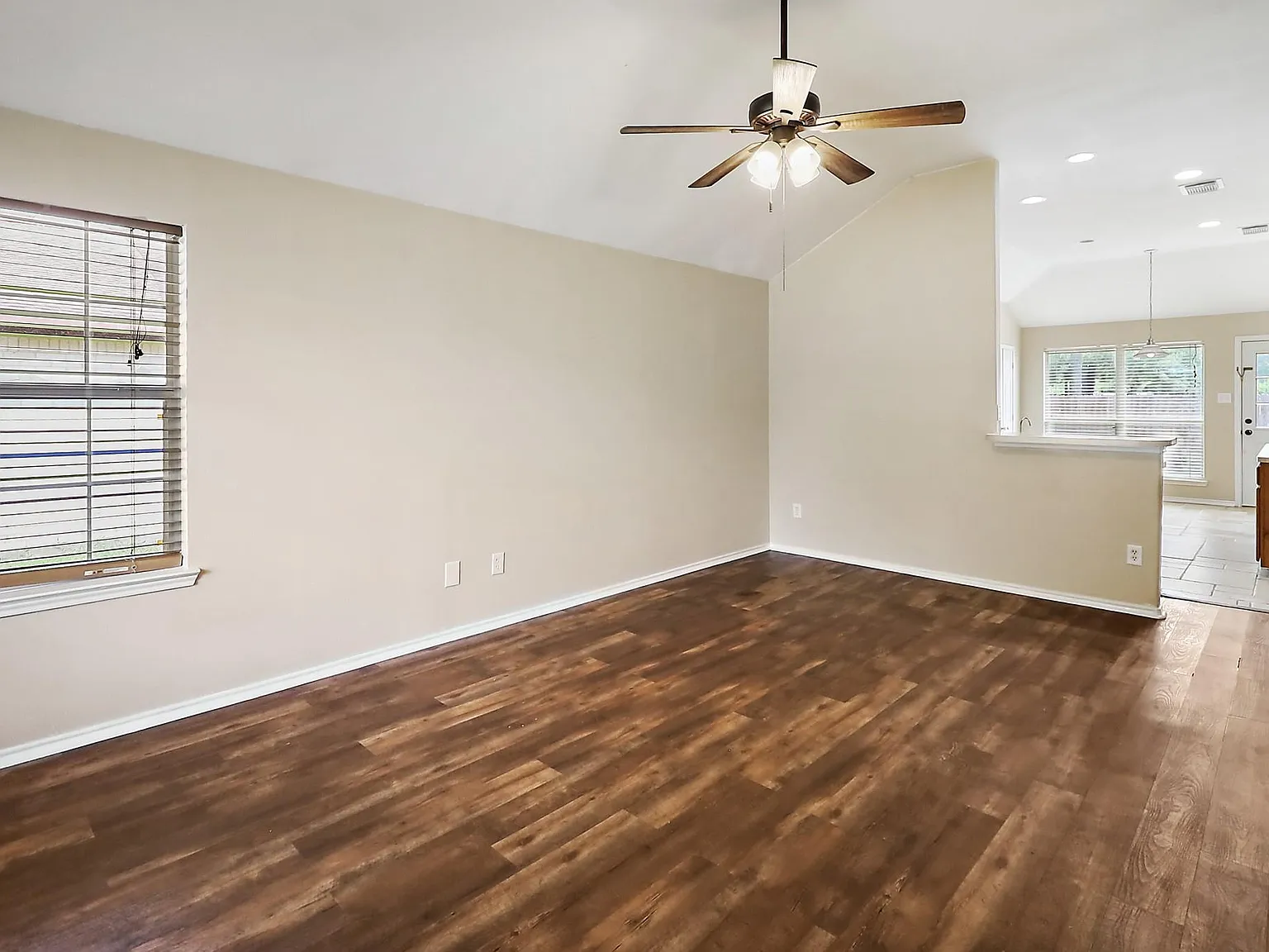 4 bed, 2.0 bath, 1670 sqft, $2,100 — Photo 4