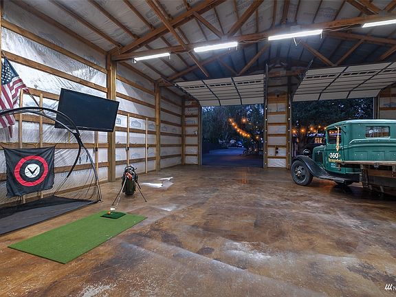 Imagine all the possibilities you could do with a shop this size!  >