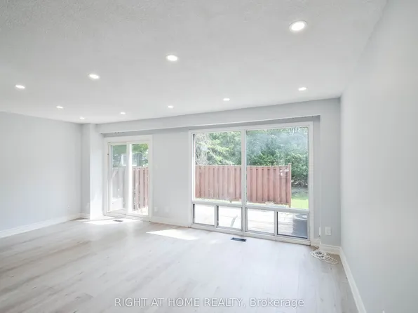 30 Chichester Pl #64, Toronto, ON M1T 3S5