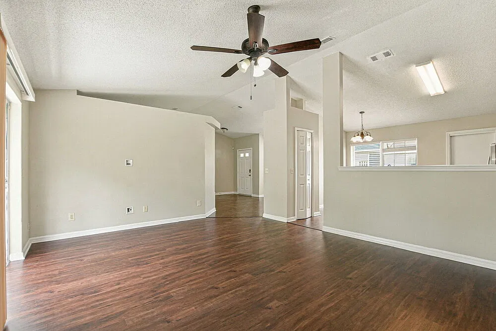 3 bed, 2.0 bath, 1627 sqft, $2,055 — Photo 4