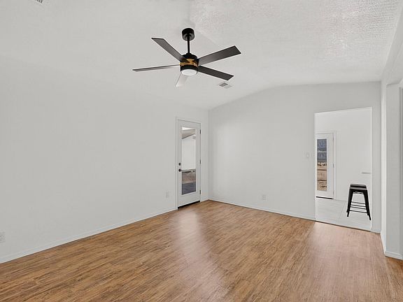 5th image of 541 7th Ave NE