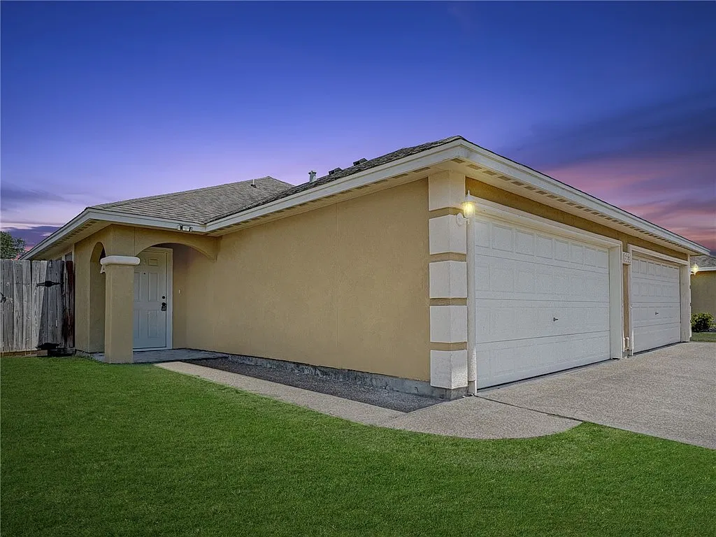 2 bed, 2.0 bath, 1400 sqft, $1,695 — Photo 1