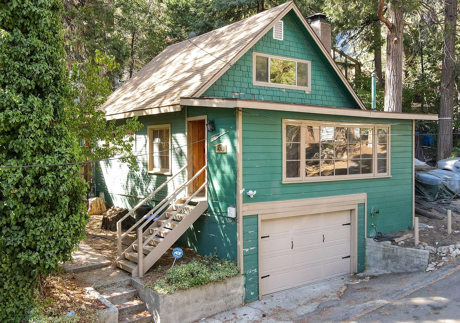 Close to town and Move in ready - 3 bedroom 1 bath + family room + 2 car garage — Photo 1