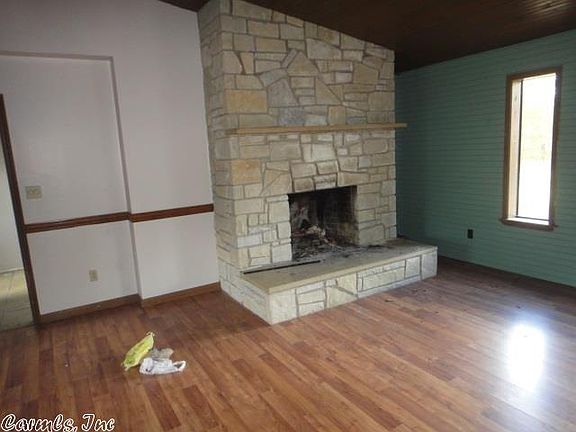 2nd image of 300 Meade Ln
