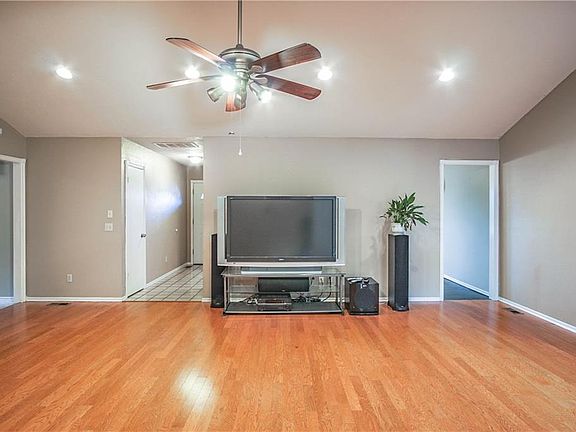 5th image of 11813 Sorrento Ln
