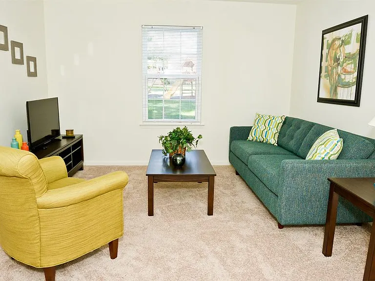Hunters Point Apartments — Photo 35