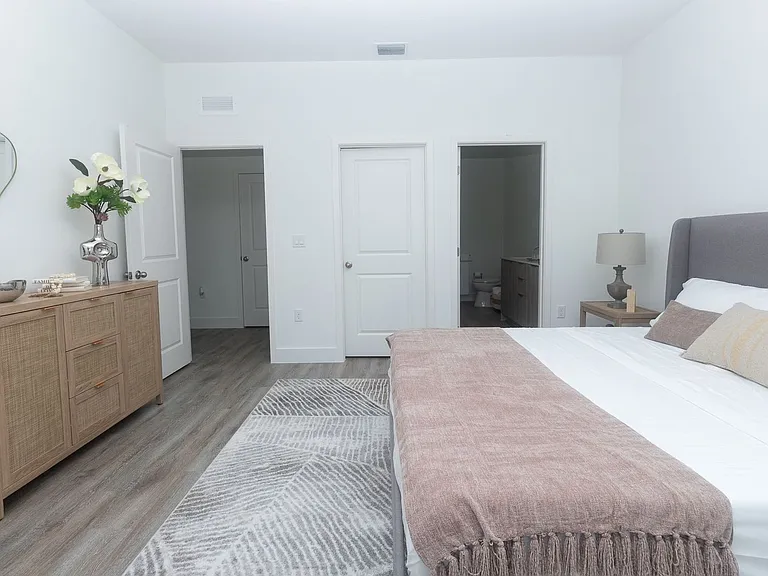 1121 Deauville St E — Photo 9