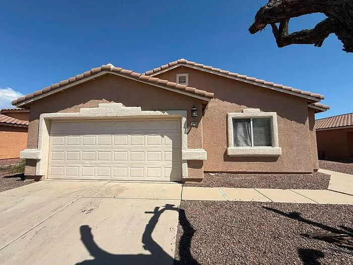 3 bed, 2.0 bath, 1663 sqft, $2,000 — Photo 3