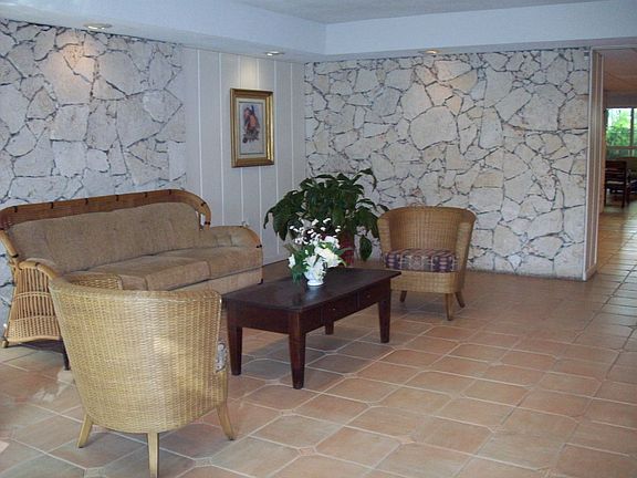 Lobby R