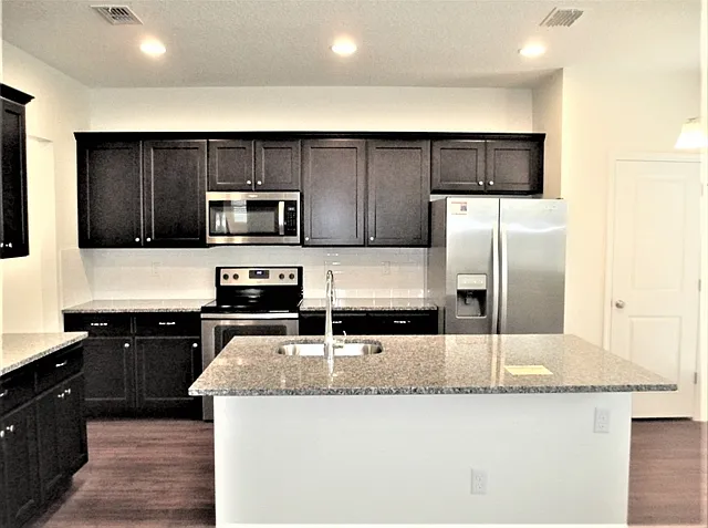 5 bed, 3.0 bath, 2365 sqft, $2,575 — Photo 2