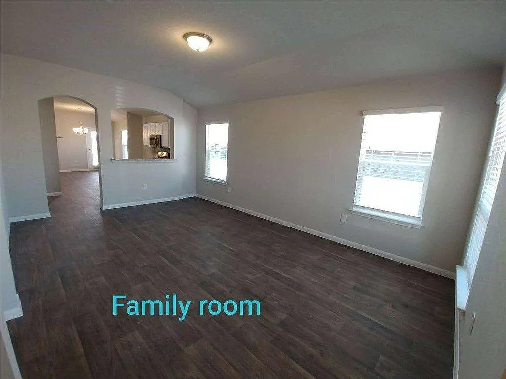 3 bed, 1327 sqft, $1,950 — Photo 3