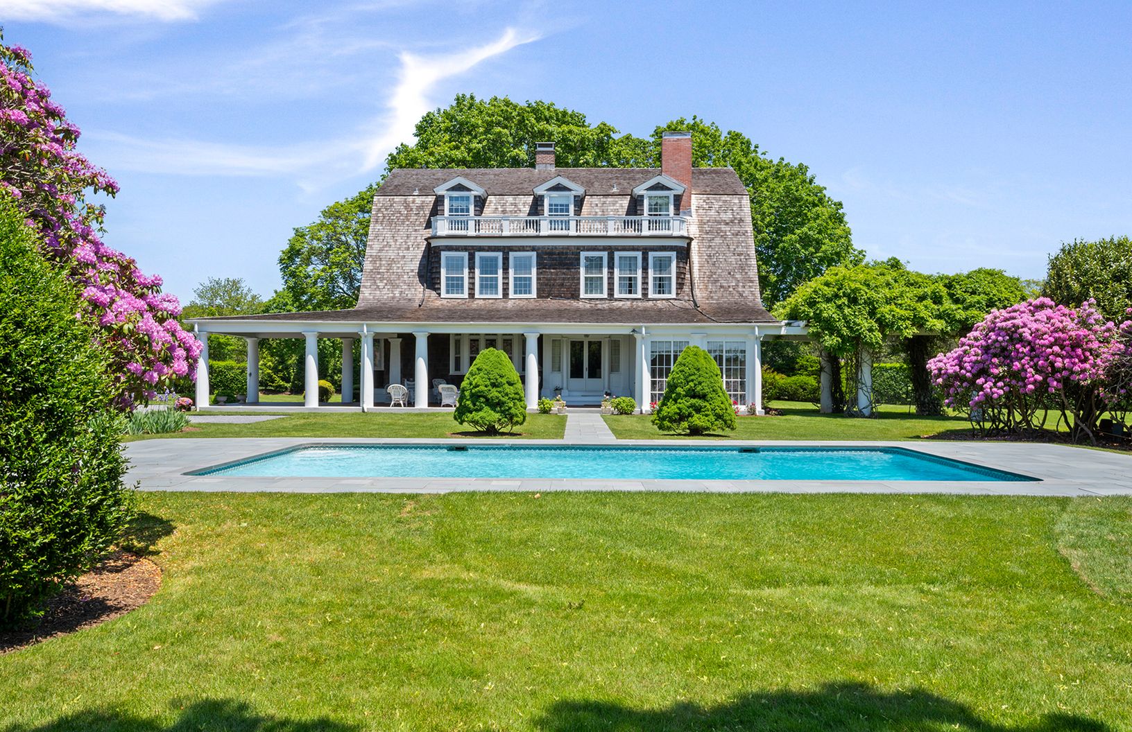 Front of house with pool