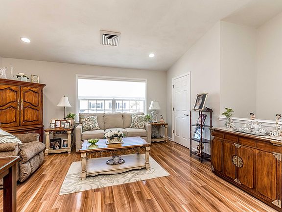 5th image of 922 Willow Ln #2FL
