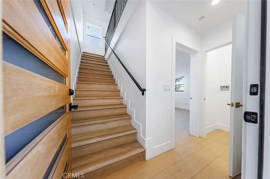 5935 Woodman Ave — Photo 4
